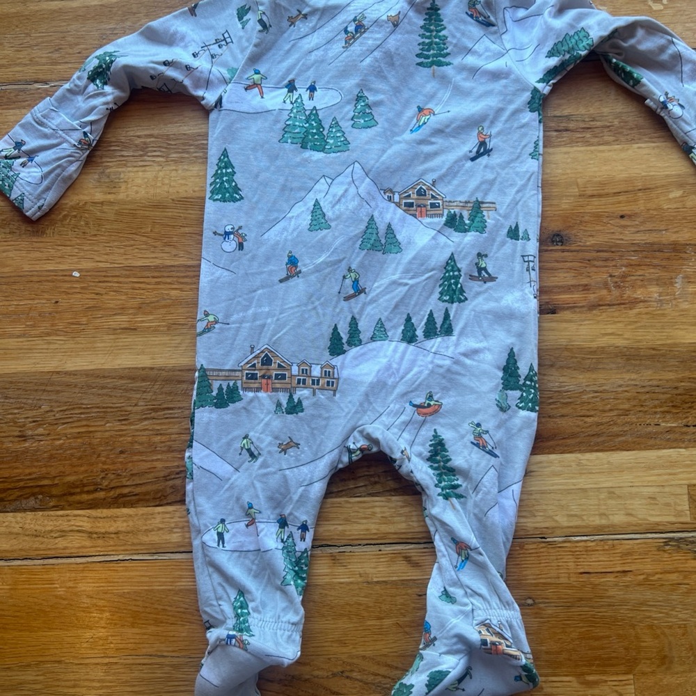 Angel Dear Winter Fun Skiers 2 Way Zipper Footie NWOT 0-3 Months - Picture 3 of 3
